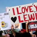 Hamilton Mania estaba en todas partes: fanáticos sosteniendo pancartas sinceras declarando su amor por la estrella más nueva de Ferrari