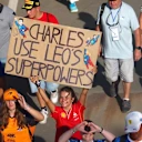   El dúo de cuatro patas de Ferrari también recibió algo de amor: las señales para el perro de Leclerc Leo y el Bulldog Roscoe de Hamilton demostraron que en la Fórmula 1, incluso las mascotas de los conductores son parte del espectáculo