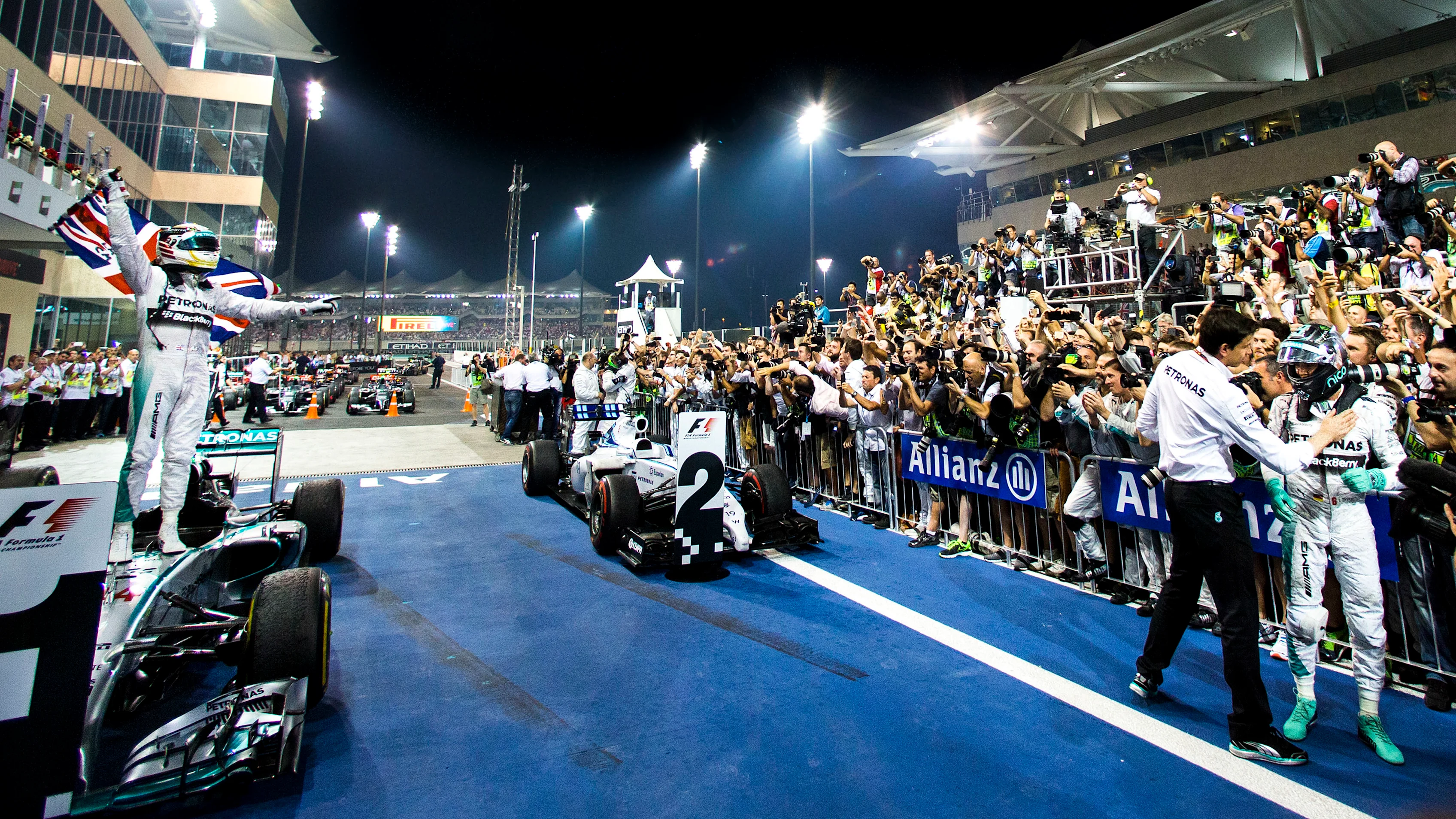 Abu Dhabi, Emiratos Árabes Unidos - 23 de noviembre: Lewis Hamilton de Mercedes y Gran Bretaña ganan