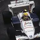 El logotipo de Sergio Tacchini se muestra en el auto Toleman F1 de Ayrton Senna