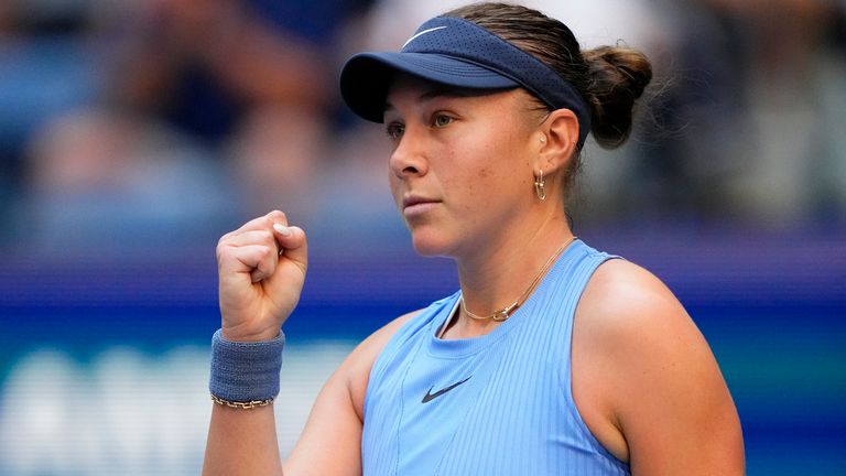 Amanda Anisimova, de los Estados Unidos, reacciona después de anotar un punto contra IGA Swiatek, de Polonia, durante la ronda de cuartos de final de la U.