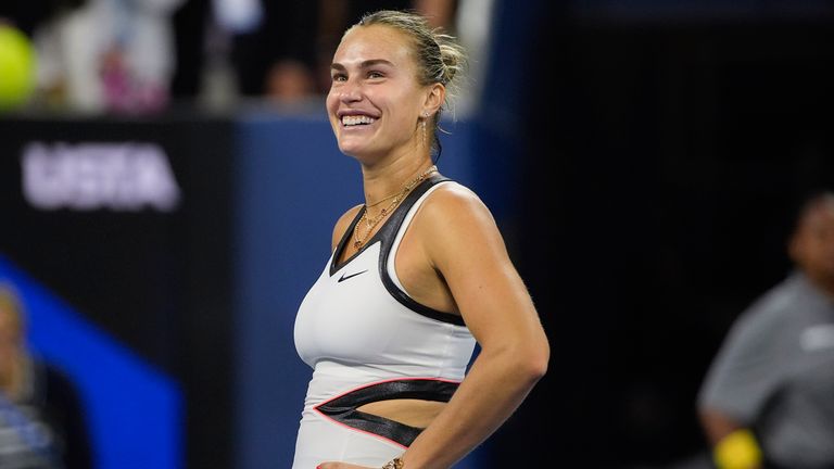 Aryna Sabalenka, de Bielorrusia, reacciona después de derrotar a Cristina Bucsa, de España, durante la cuarta ronda del Campeonato de Tenis Abierto de US.