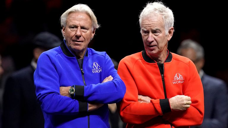 Equipo Europa Capitán Bjorn Borg (izquierda) y el Capitán Mundial del Equipo John McEnroe el día tres de la Copa Laver en el O2 Arena, Londres. Imagen dat