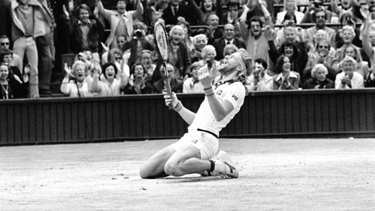 Bjorn Borg de Suecia se hunde de rodillas en la cancha central de Wimbledon cuando ganó su quinto título de singles masculino sucesivo con una emoción