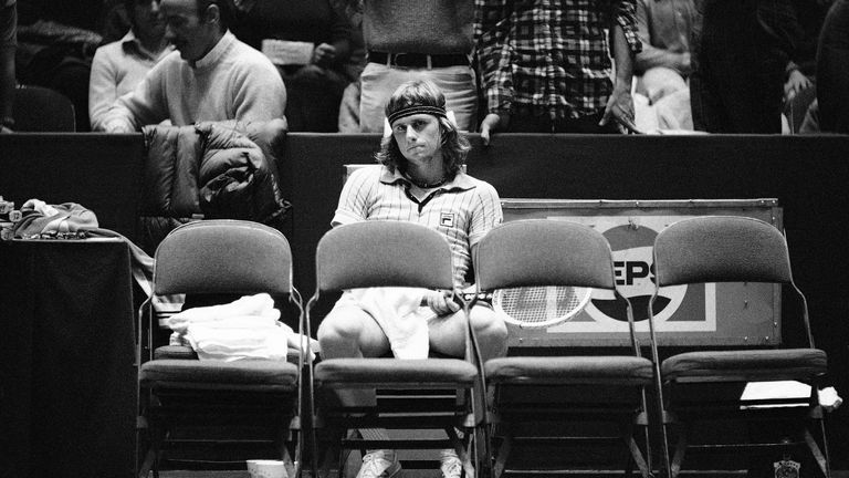 Bjorn Borg de Suecia se encuentra detrás de las sillas vacías en el desánimo después de perder 7-6, 6-4, 6-0 ante Jimmy Connors en el partido final del profesional interior 