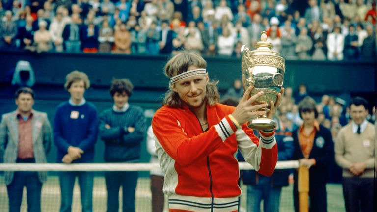 La estrella de tenis sueca Bjorn Borg se ve en Wimbledon sosteniendo su trofeo, 1978. (Foto AP)
