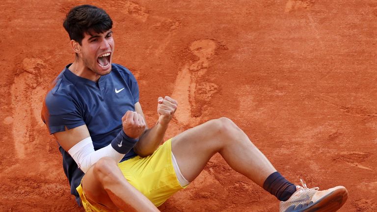 Carlos Alcaraz de España celebra el punto de partido ganador contra Alexander Zverev de Alemania durante el partido final de los singles masculinos el día 15 del Abierto de Francia 2024 en Roland Garros el 09 de junio de 2024 en París, Francia. (Foto de Clive Brunskill/Getty Images)