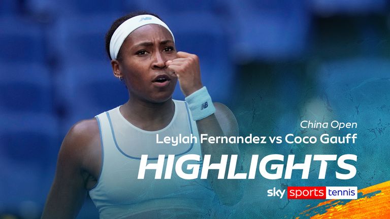 La base de Coco de los Estados Unidos reacciona después de anotar un punto contra Leylah Fernández de Canadá durante un partido de solteros femeninos del Torneo de Tenis Abierto de China, en el Centro Nacional de Tenis, en Beijing, China, domingo, 28 de septiembre de 2025. (AP Photo/Mahesh Kumar A.)