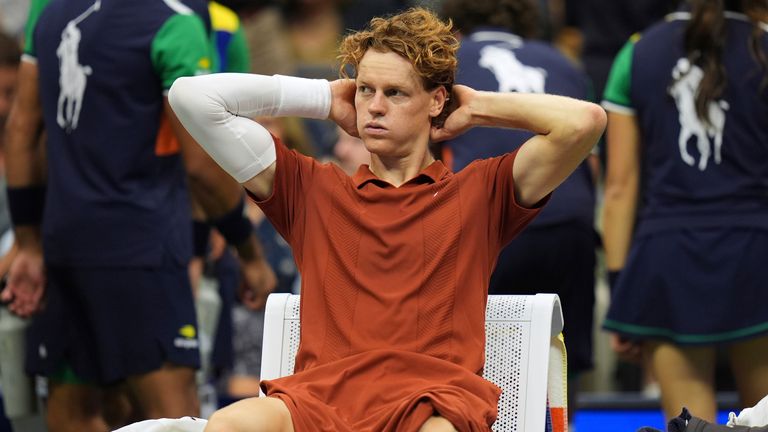 Jannik Sinner, de Italia, se encuentra entre sets durante la final de singles masculinos del Campeonato de Tenis Abierto de los Estados Unidos contra Carlos Alcaraz, de S
