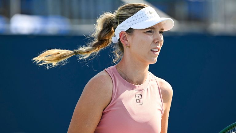 Mire a Katie Boulter (GBR) durante un partido de primera ronda en WTA National Bank Open el 28 de julio de 2025 en el estadio IGA en Montreal, QC (Foto de D
