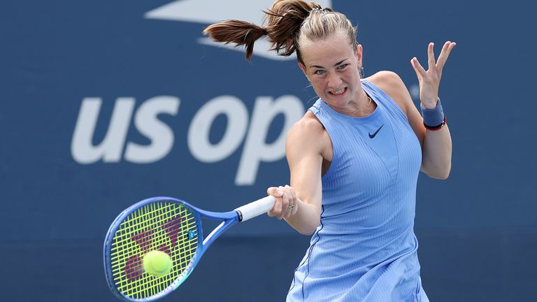 Mika Stojsavljevic de Gran Bretaña devuelve una oportunidad contra Sol Ailin Larraya Guidi de Argentina durante sus solteros de niñas menores en el primer rou