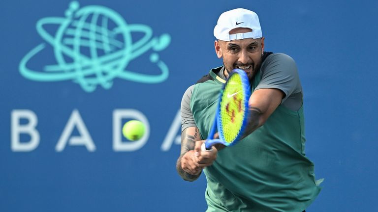 Nick Kyrgios golpea un revés durante su partido de dobles en el Rock Creek Tennis Center. (Cal Sport Media a través de imágenes AP)