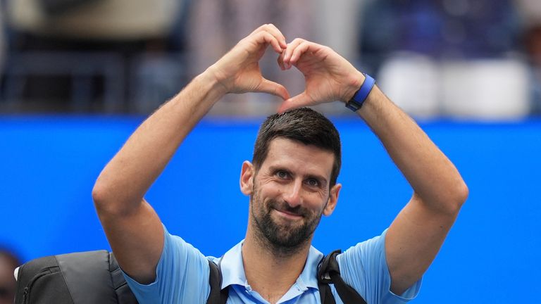 Novak Djokovic reconoce a la multitud abierta de los Estados Unidos después de perder ante Carlos Alcaraz durante la semifinal