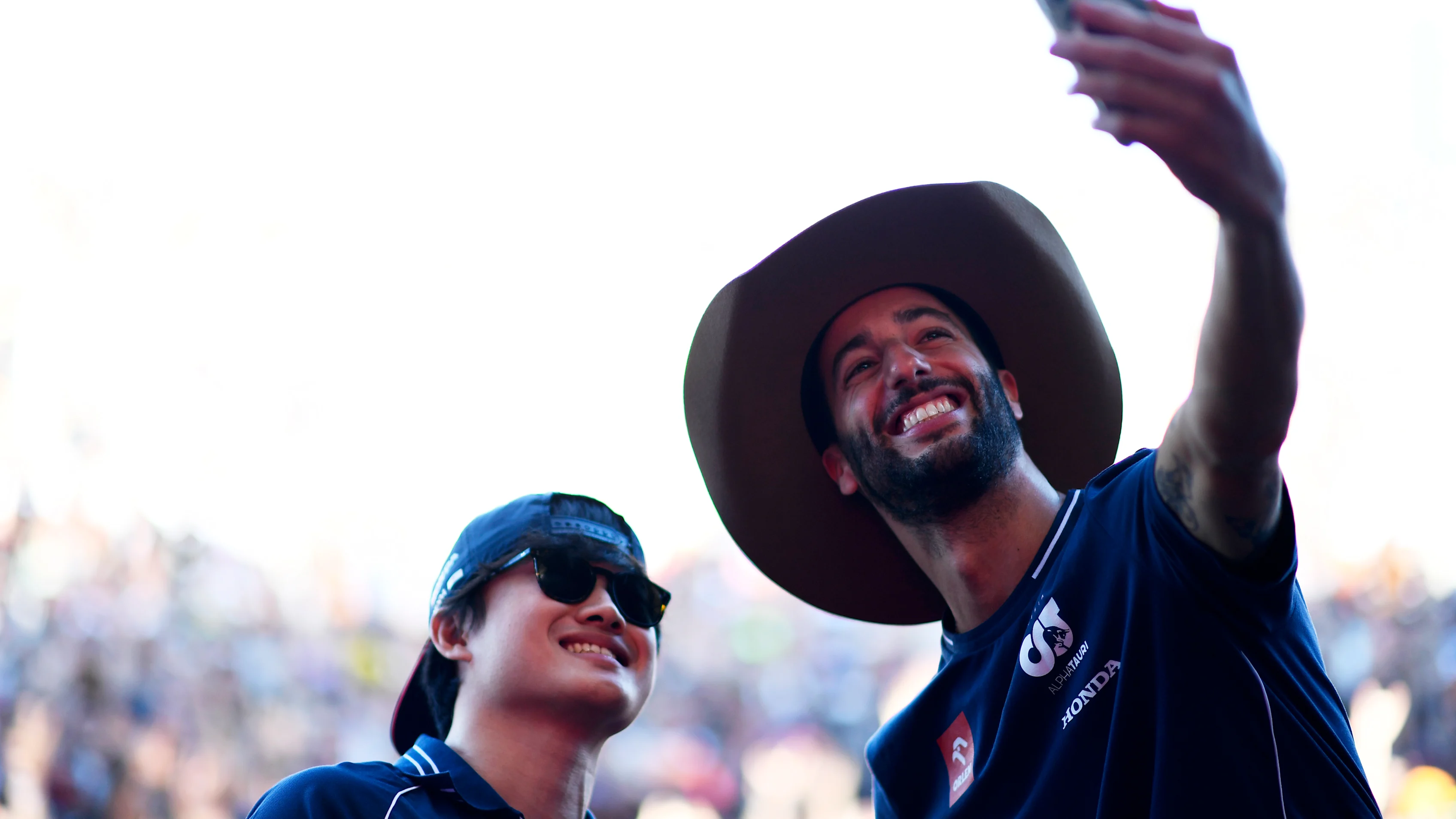 Ricciardo y Tsunoda absorben la energía de Austin y se toman selfies con los fanáticos entre la multitud. Desliza para ver más imágenes