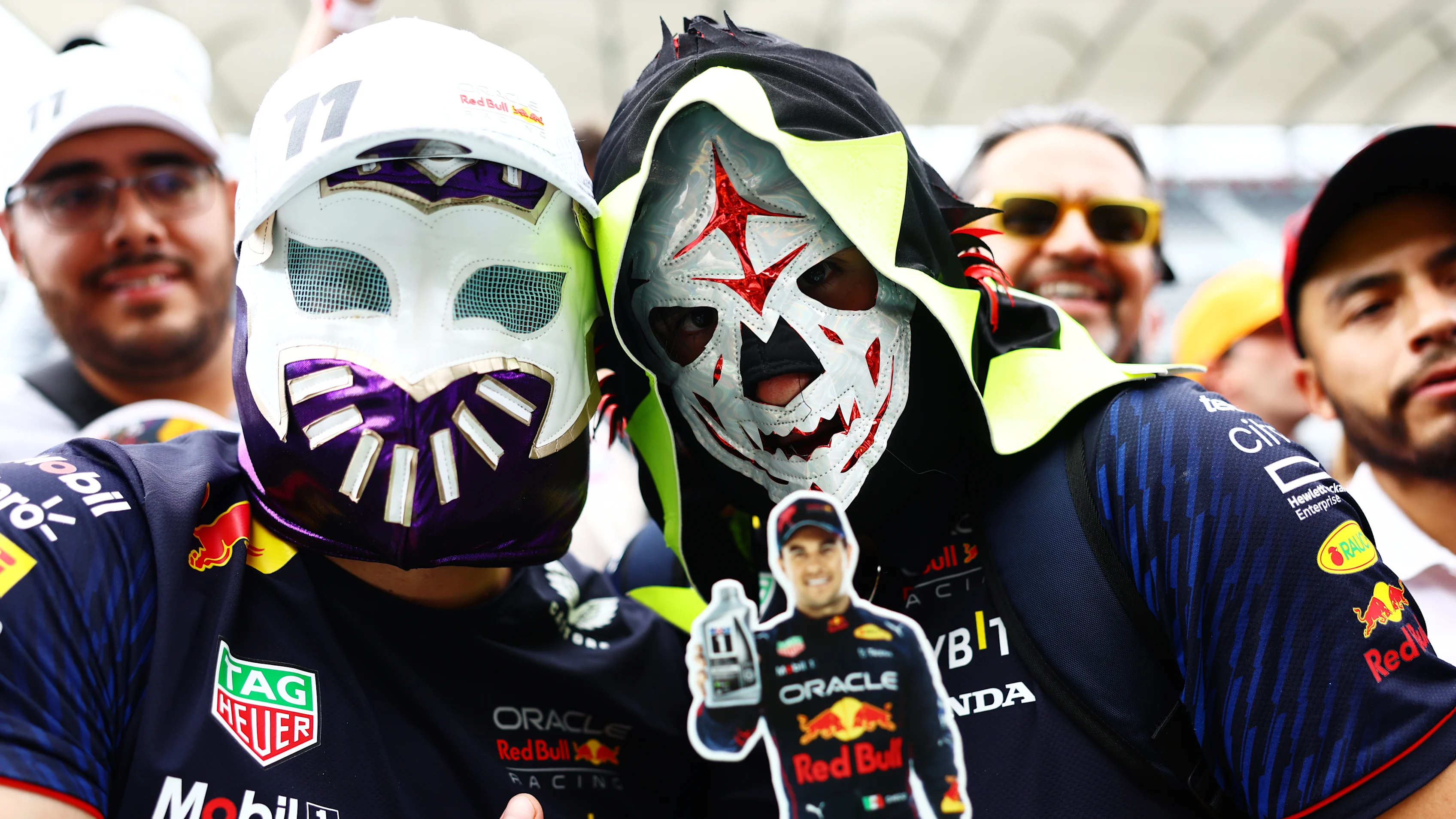 CIUDAD DE MÉXICO, MÉXICO - 26 DE OCTUBRE: Sergio Pérez de México y los fanáticos de Oracle Red Bull Racing muestran su