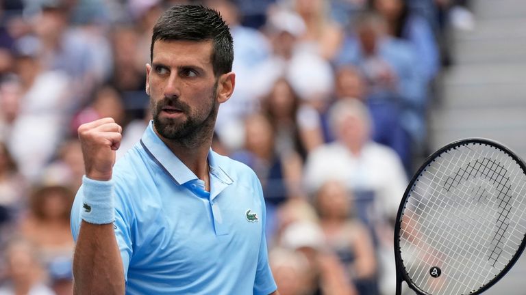 Novak Djokovic, de Serbia, reacciona a un punto contra Carlos Alcaraz, de España, durante las semifinales de singles masculinos del Campeonato de Tenis Abierto de US, el viernes 5 de septiembre de 2025 en Nueva York. (AP Photo/Seth Wenig)