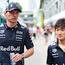 Max Verstappen y Yuki Tsunoda con la colección de cápsulas de Hypebeast Red Bull X, diseñada específicamente para carreras nocturnas. Deslizar para más imágenes