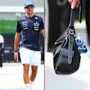 Rebecca Donaldson accesoriendo su bolso con 