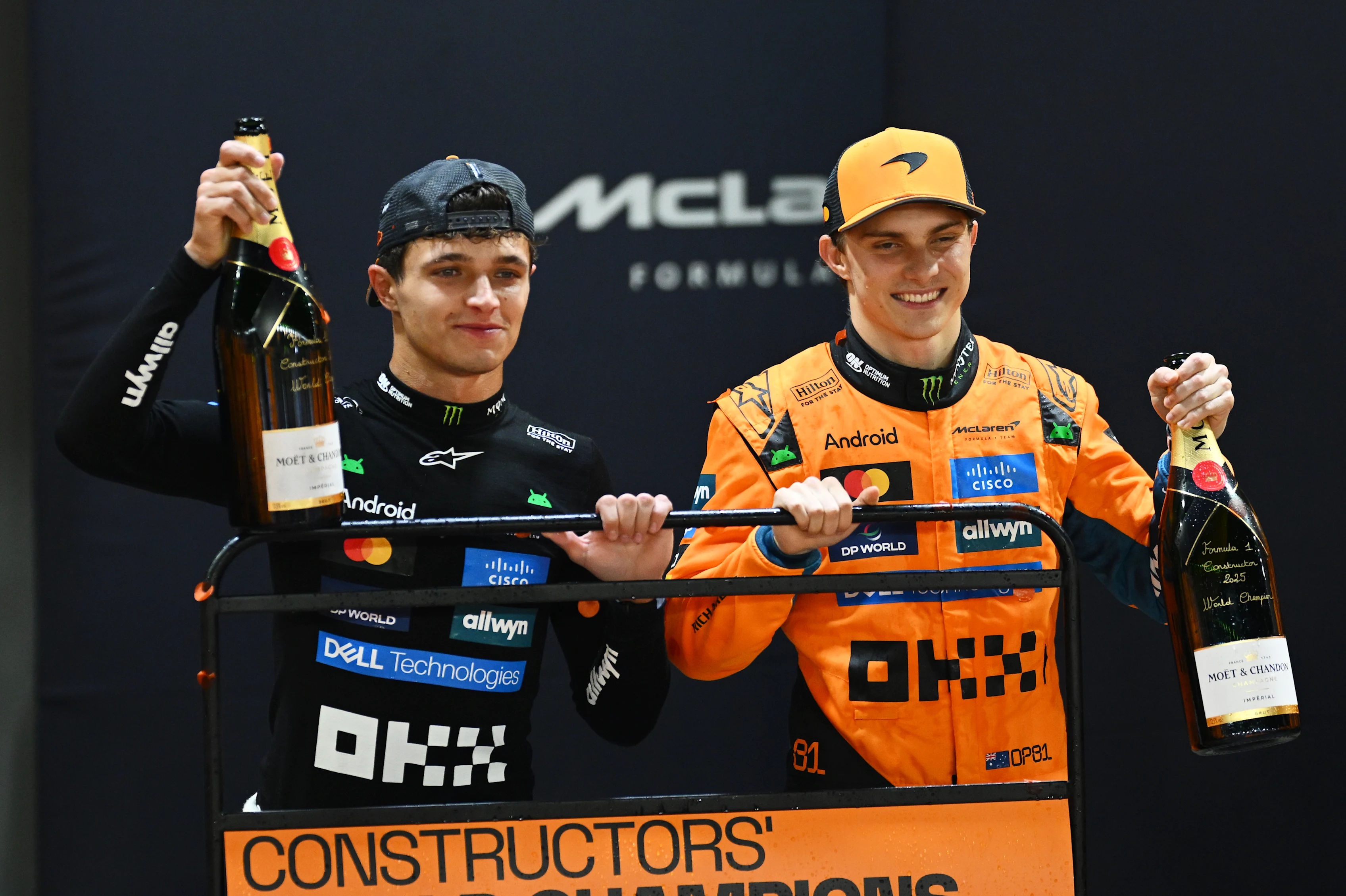 SINGAPUR, SINGAPUR - 5 DE OCTUBRE: Lando Norris de Gran Bretaña y McLaren y Oscar Piastri de
