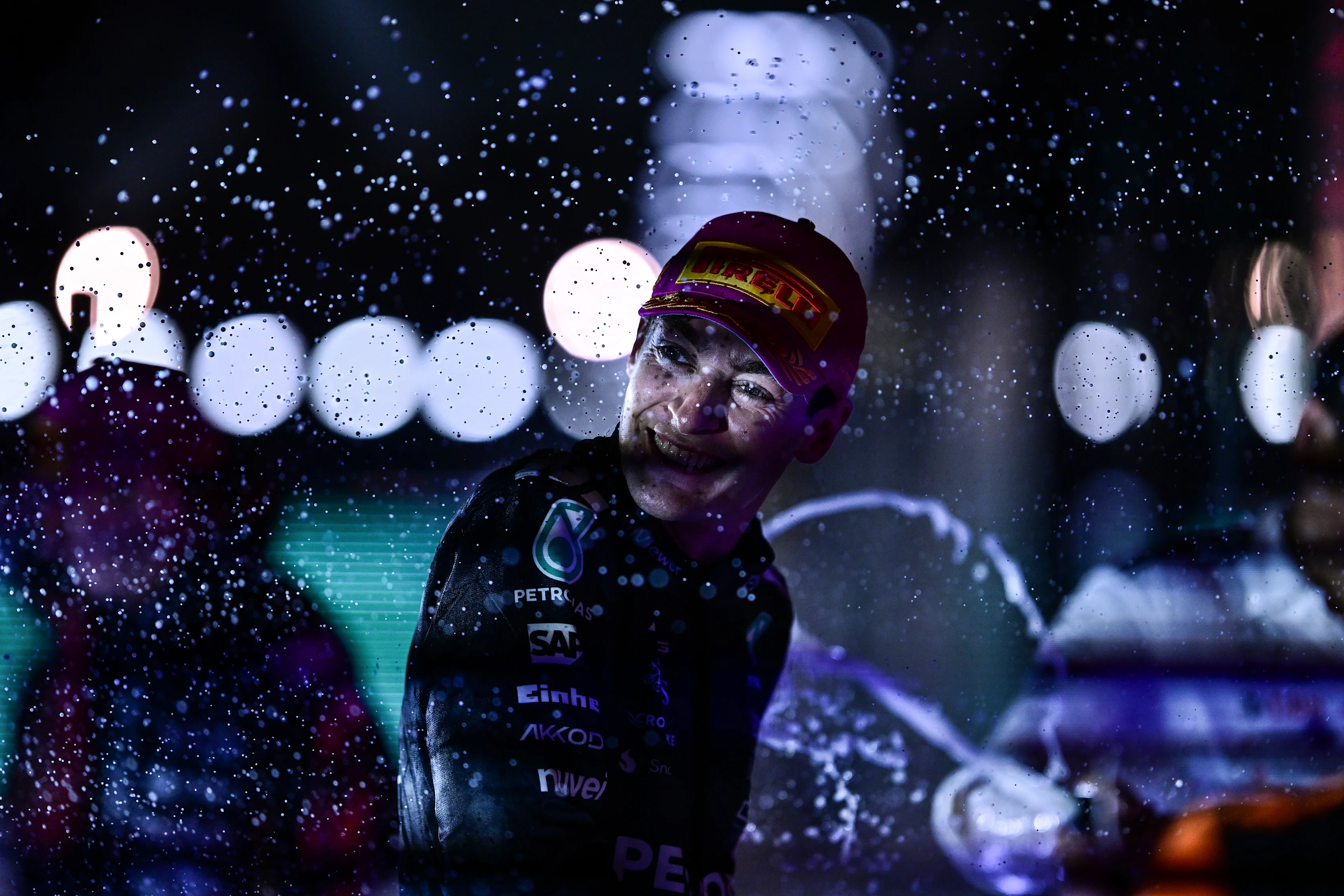 SINGAPUR, SINGAPUR - 5 DE OCTUBRE: Ganador de la carrera George Russell de Gran Bretaña y Mercedes AMG
