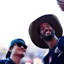 Ricciardo y Tsunoda absorben la energía de Austin y se toman selfies con los fanáticos entre la multitud. Desliza para ver más imágenes