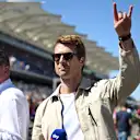Glen Powell realmente se sumergió en el fin de semana, e incluso se unió a la parrilla de Sky Sports. Desliza para ver más imágenes
