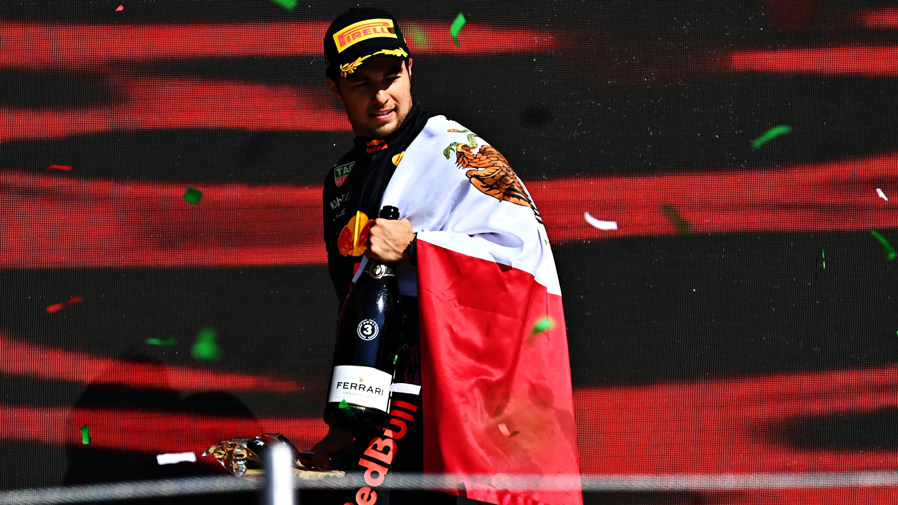 CIUDAD DE MÉXICO, MÉXICO - 07 DE NOVIEMBRE: Tercer clasificado Sergio Pérez de México y Red Bull Racing