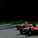 Con tan solo 19 años, Ricardo Rodríguez hizo historia como el piloto más joven de Ferrari, un récord que se mantuvo durante más de seis décadas. Desliza para más