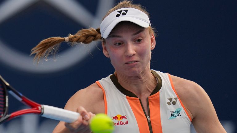 Elena Rybakina de Kazajistán devuelve un tiro de Caty Mcnally de Estados Unidos en un partido individual femenino del torneo de tenis Abierto de China en Beijing, China, el viernes 26 de septiembre de 2025. (Foto AP/Ng Han Guan)