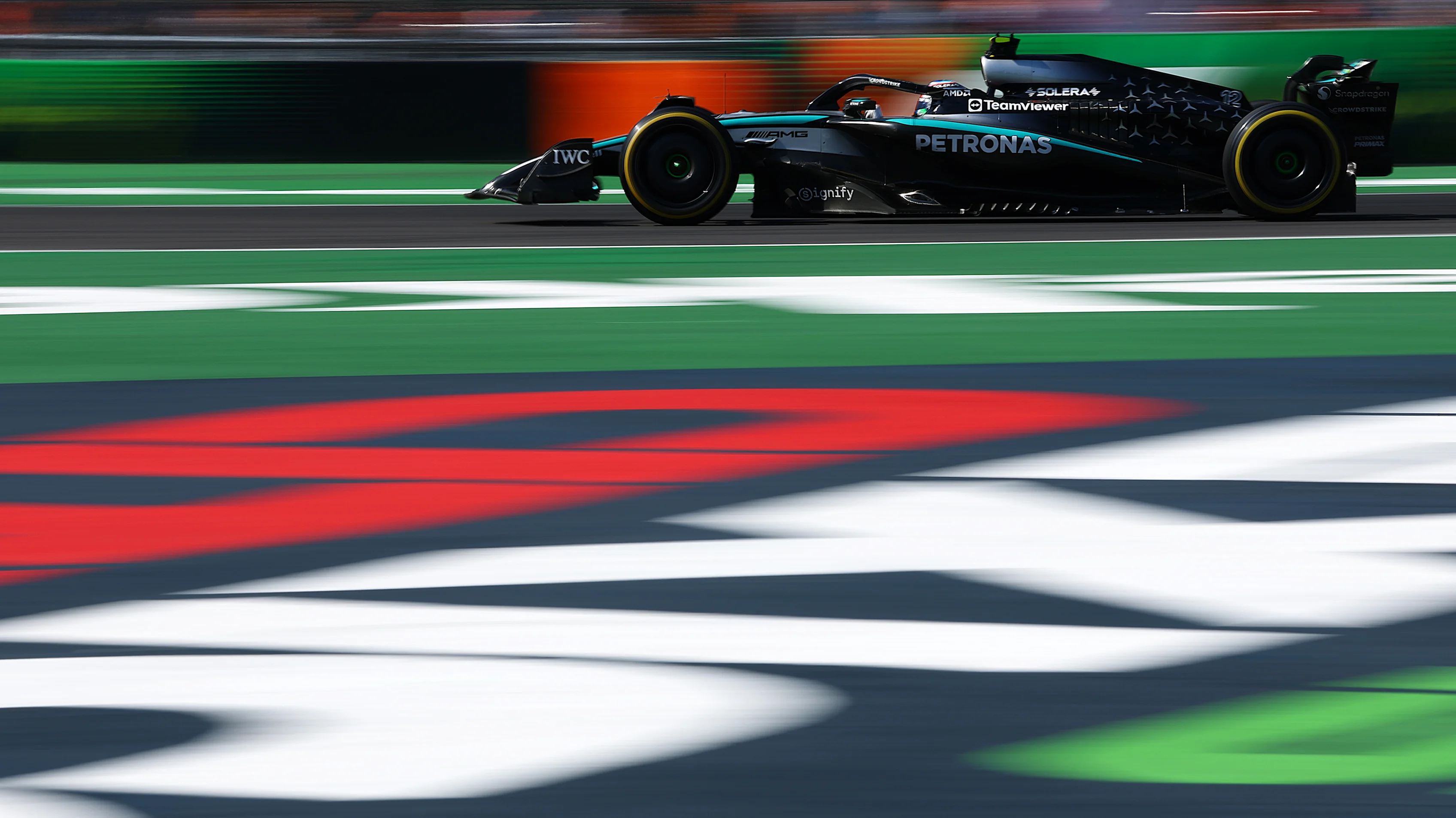 CIUDAD DE MÉXICO, MÉXICO - 26 DE OCTUBRE: Andrea Kimi Antonelli de Italia conduciendo el (12) Mercedes AMG