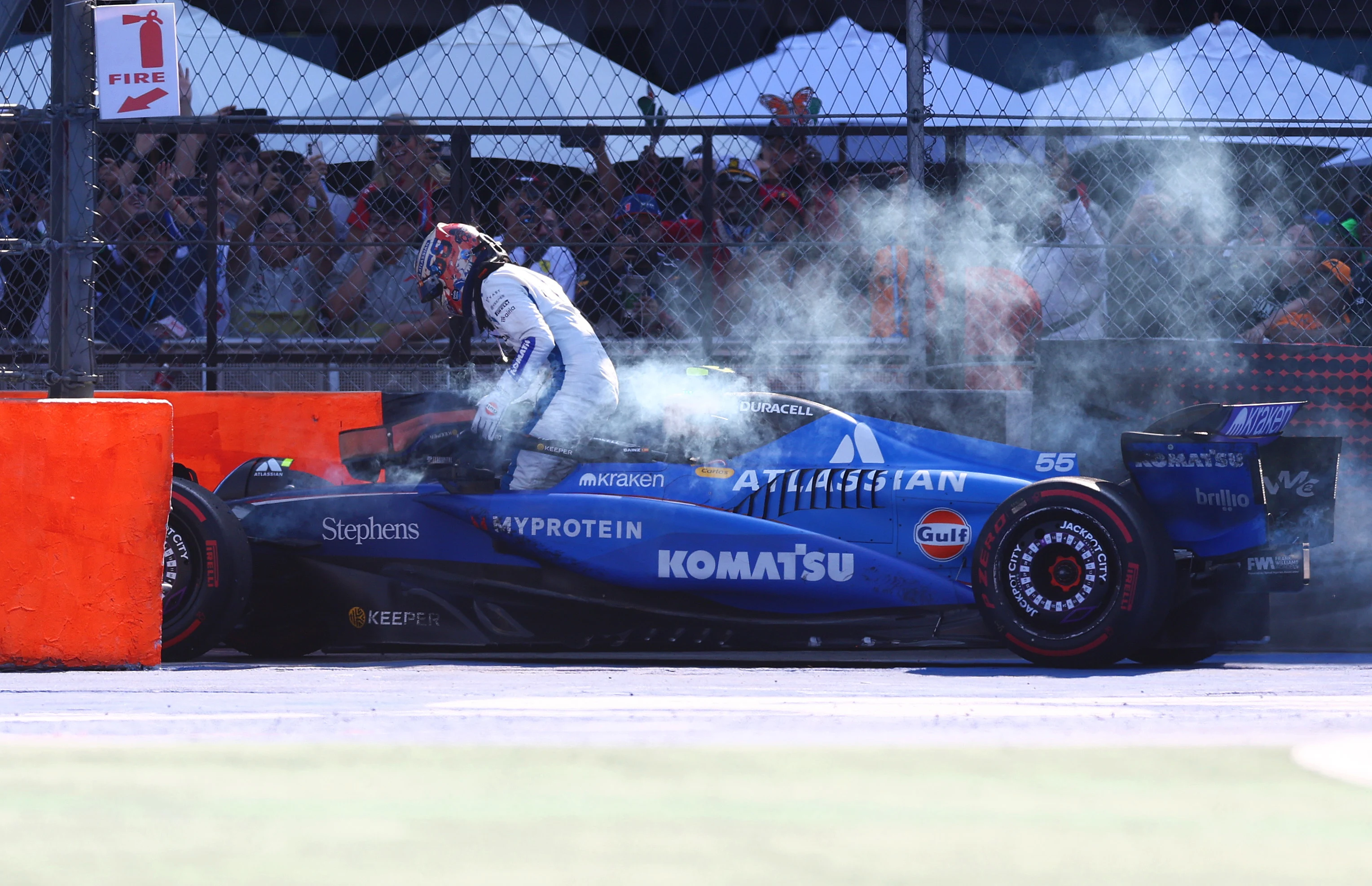 CIUDAD DE MÉXICO, MÉXICO - 26 DE OCTUBRE: Carlos Sainz de España y Williams salen de su coche después