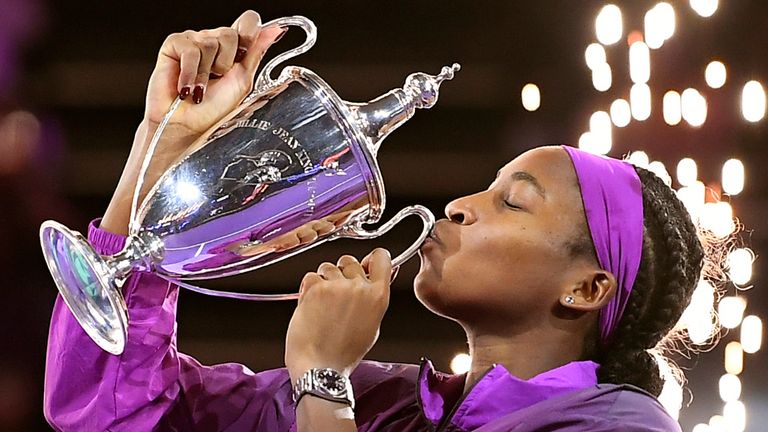 Coco Gauff besa el trofeo al ganar la final de la WTA en Riad, Arabia Saudita, el sábado 9 de noviembre de 2024. (Foto AP/Archivo)