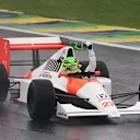 Lewis Hamilton condujo el McLaren MP4/5B de 1990 de Aryton Senna en Interlagos en 2024. Desliza para ver más imágenes
