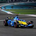 Fernando Alonso acudió al circuito de Yas Marina con su coche ganador del campeonato de 2005, el Renault R25. Desliza para ver más imágenes