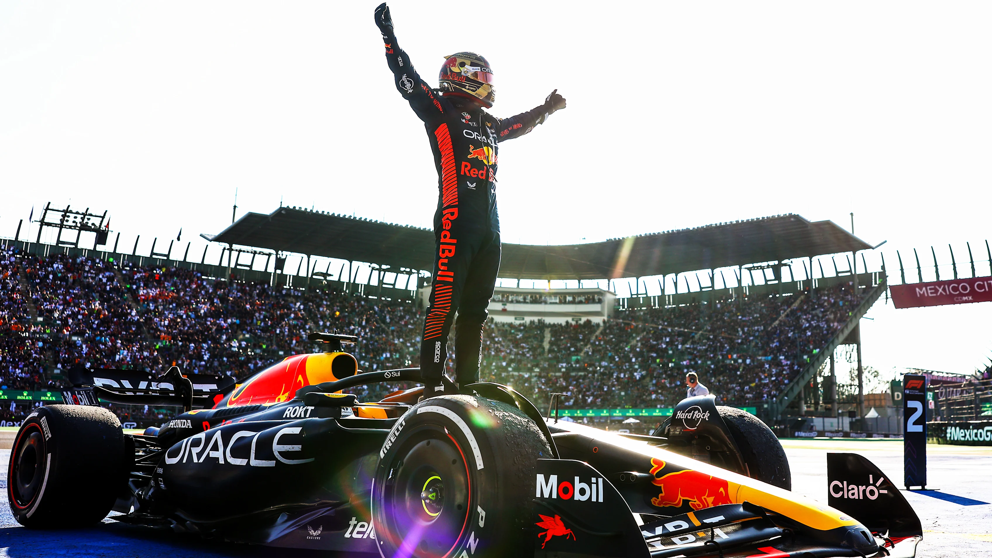 CIUDAD DE MÉXICO, MÉXICO - 29 DE OCTUBRE: El ganador de la carrera Max Verstappen de Holanda y Oracle Red Bull