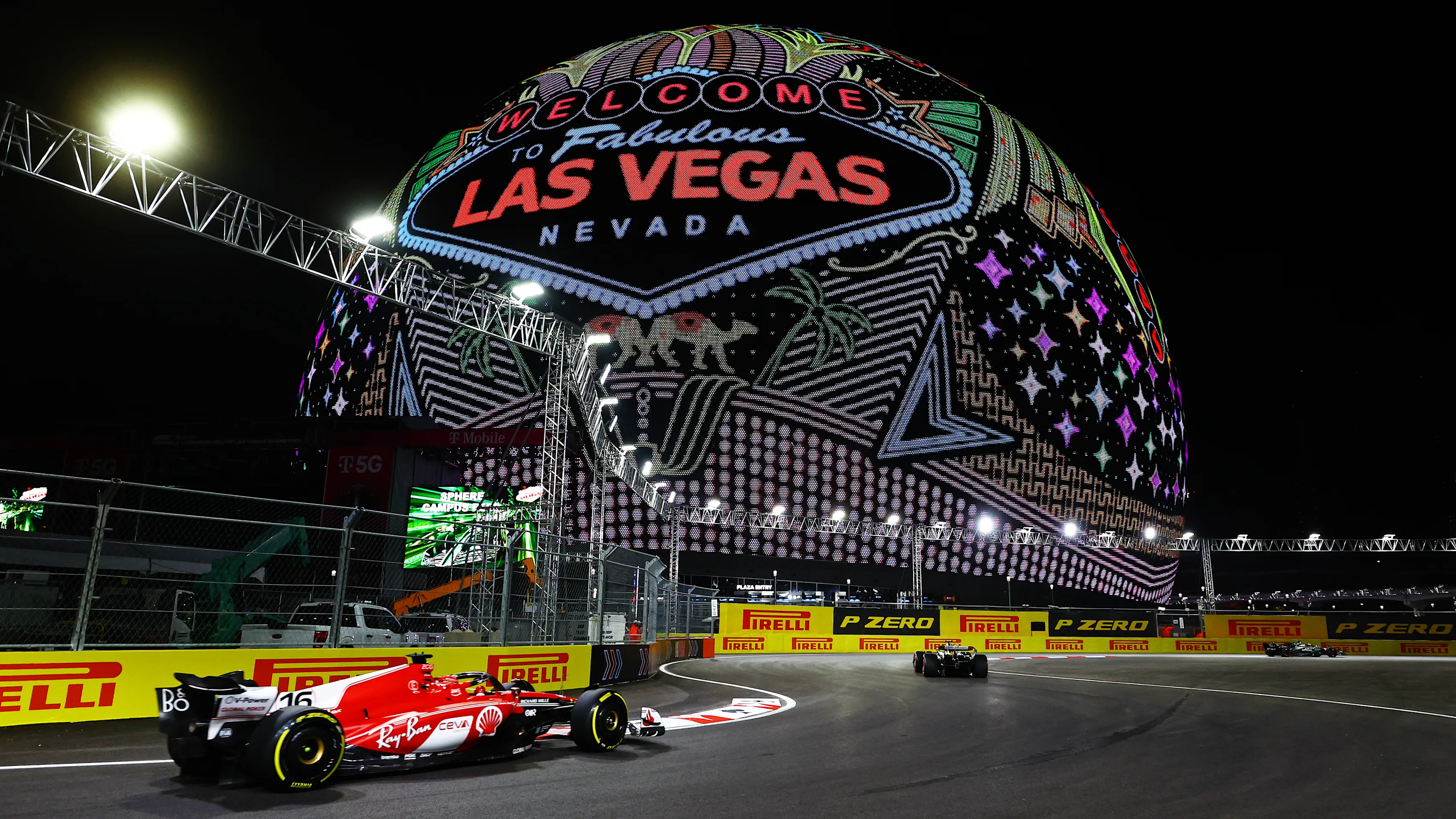 LAS VEGAS, NEVADA - 17 DE NOVIEMBRE: Charles Leclerc de Mónaco conduciendo el (16) Ferrari SF-23 en la pista