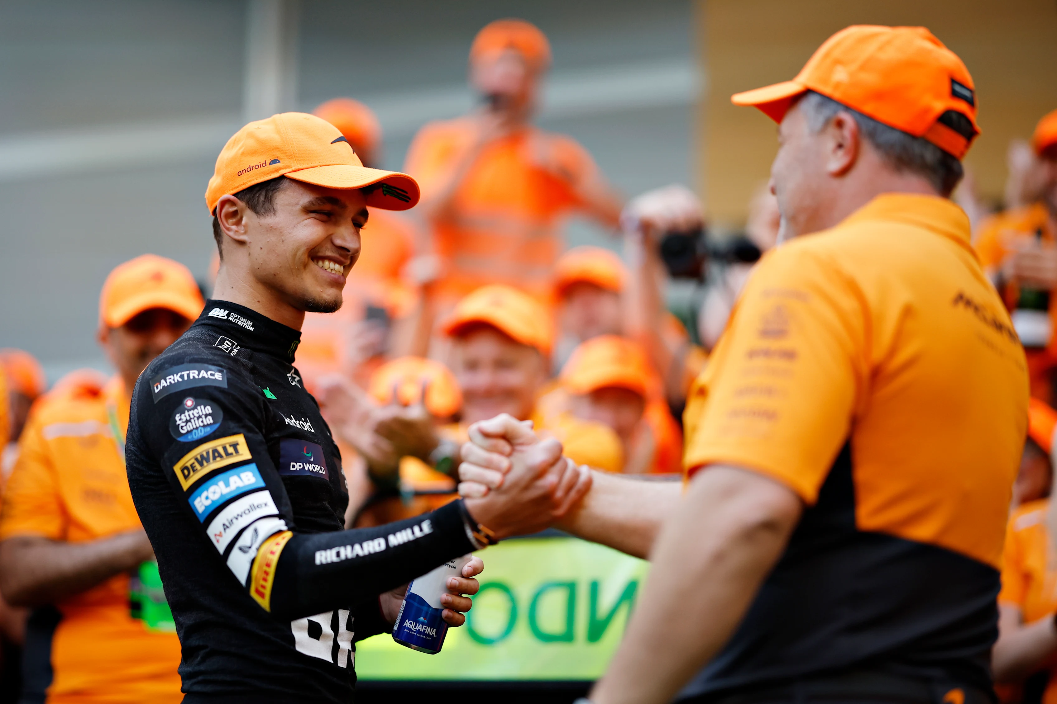 Miami, Florida - 05 de mayo: el ganador de la carrera, Lando Norris de Gran Bretaña y McLaren, celebra la victoria