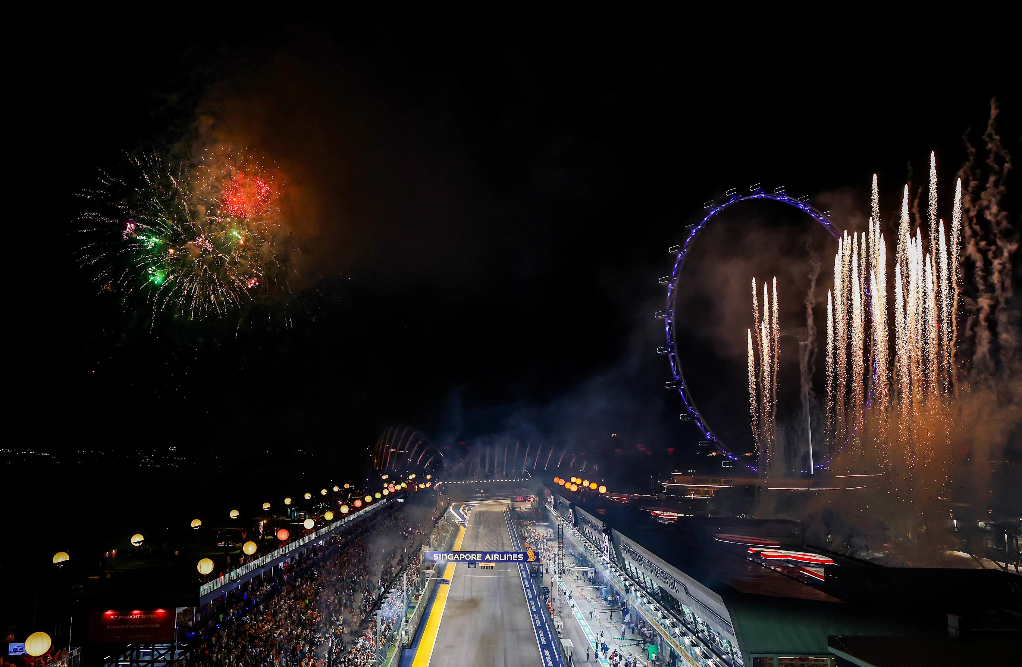 Singapur, Singapur - 22 de septiembre: los fuegos artificiales se activan después del Gran Premio de F1 de Singapur en