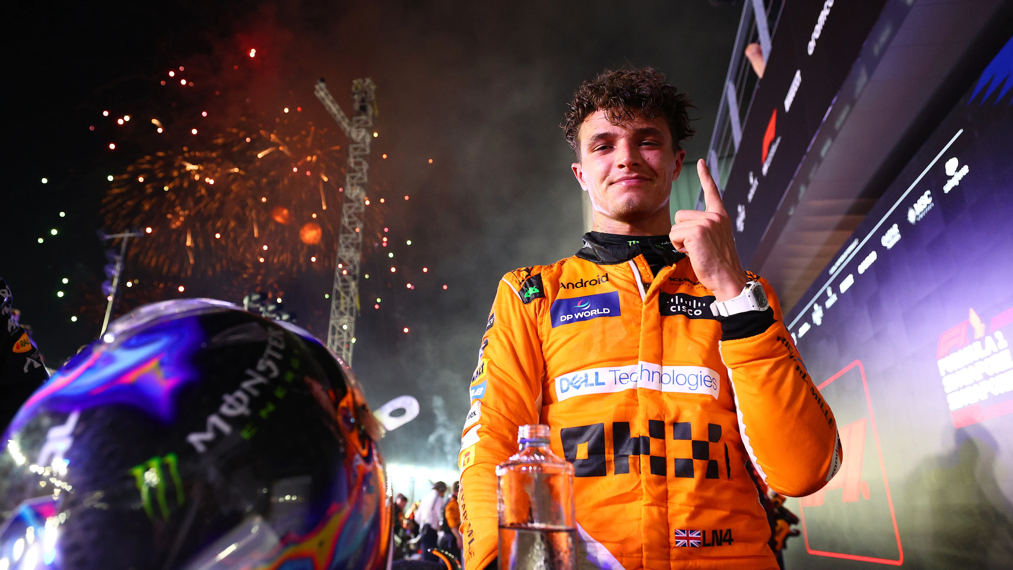 Singapur, Singapur - 22 de septiembre: el ganador de la carrera Lando Norris de Gran Bretaña y McLaren