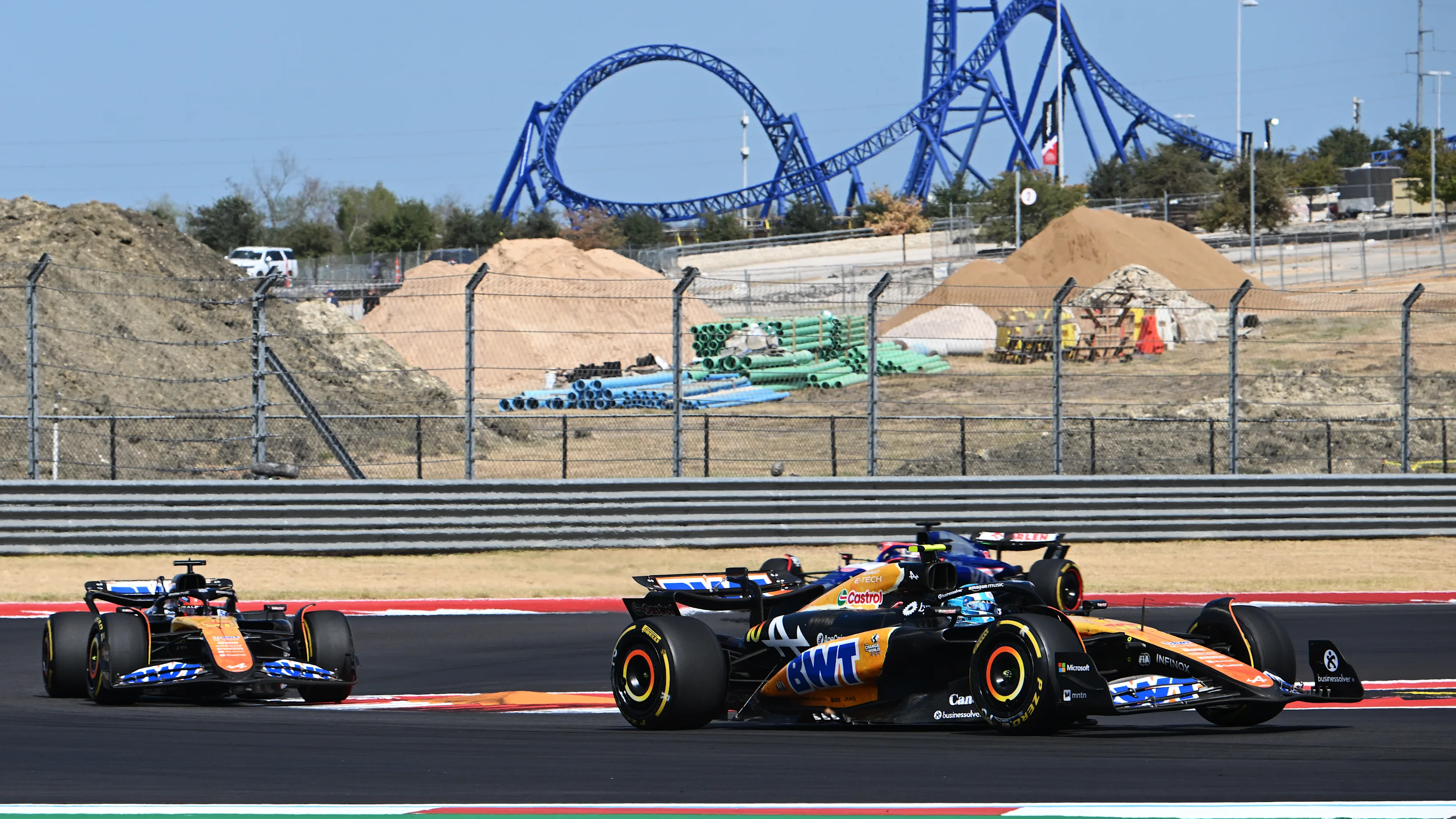 AUSTIN, TEXAS - 19 DE OCTUBRE: Pierre Gasly de Francia conduciendo el (10) Alpine F1 A524 Renault lidera