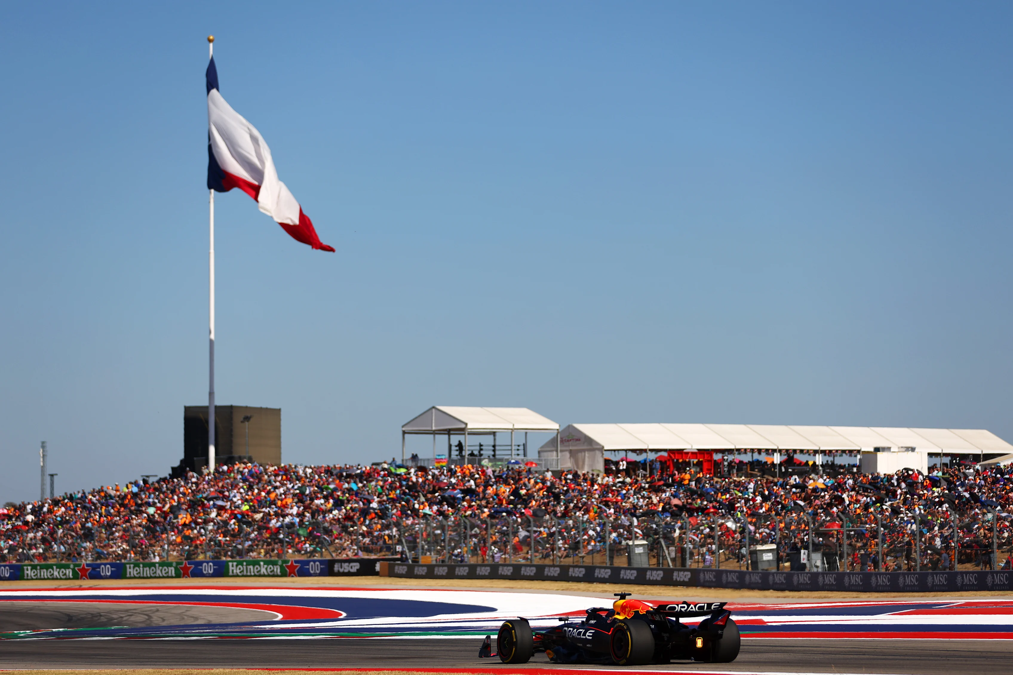 AUSTIN, TEXAS - 20 DE OCTUBRE: Max Verstappen de Holanda conduciendo el (1) Oracle Red Bull