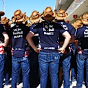 ¡Todos se inclinan hacia el espíritu lleno de diversión de Austin! Desliza para ver más imágenes