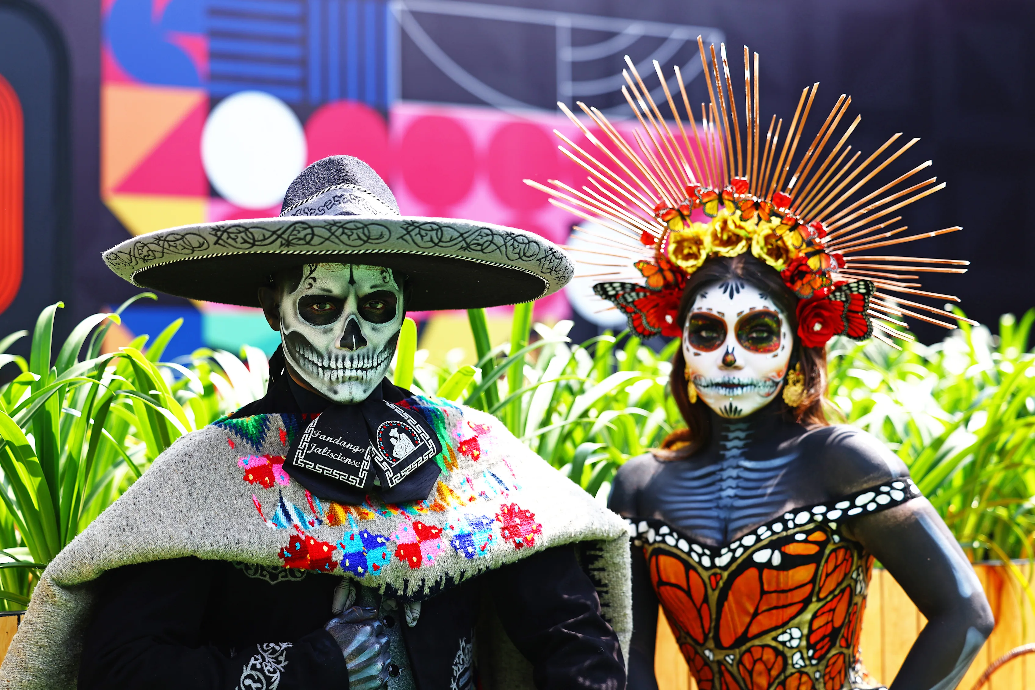 Artistas del Día de Muertos aportan color y energía a las celebraciones del circuito