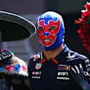 Checo lleva su herencia dentro y fuera de la pista: desde cascos de inspiración mexicana hasta una entrada completa de lucha libre, el héroe local siempre trae la pasión.