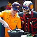 Oscar Piastri recibe la ayuda de un esqueleto al más puro estilo del Día de los Muertos