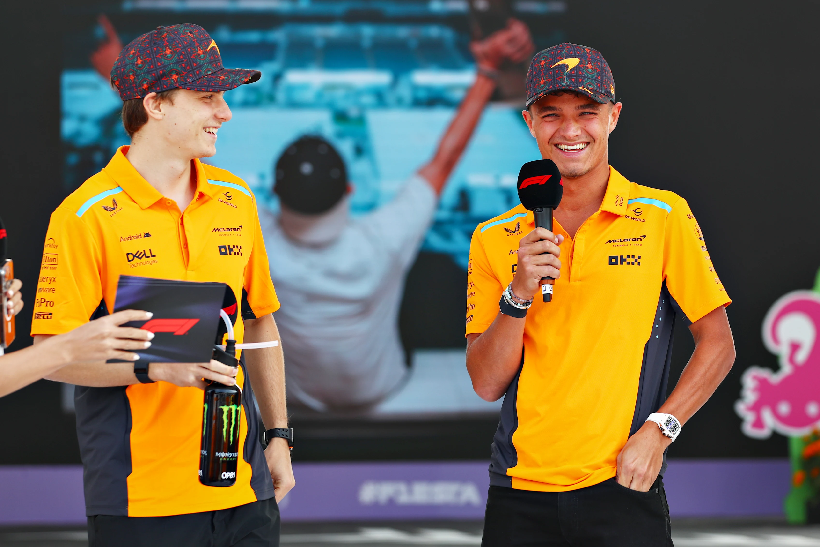 CIUDAD DE MÉXICO, MÉXICO - 25 DE OCTUBRE: Oscar Piastri de Australia y McLaren y Lando Norris de Great