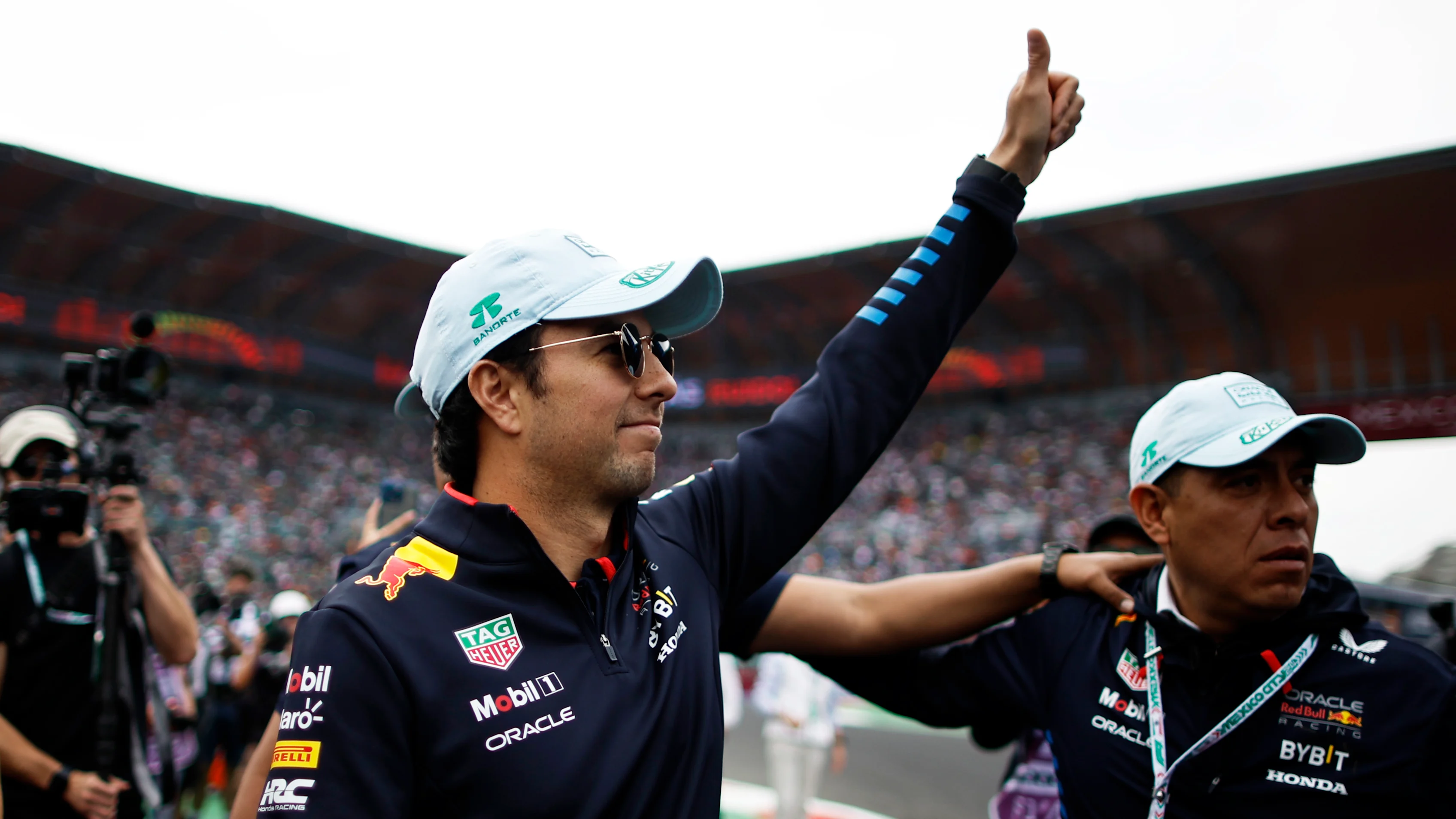 CIUDAD DE MÉXICO, MÉXICO - 27 DE OCTUBRE: Sergio Pérez de México y Oracle Red Bull Racing reconocen