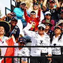 Los aficionados llenan las gradas con sombreros y ondeando banderas, convirtiendo el circuito en un mar de color y orgullo nacional.