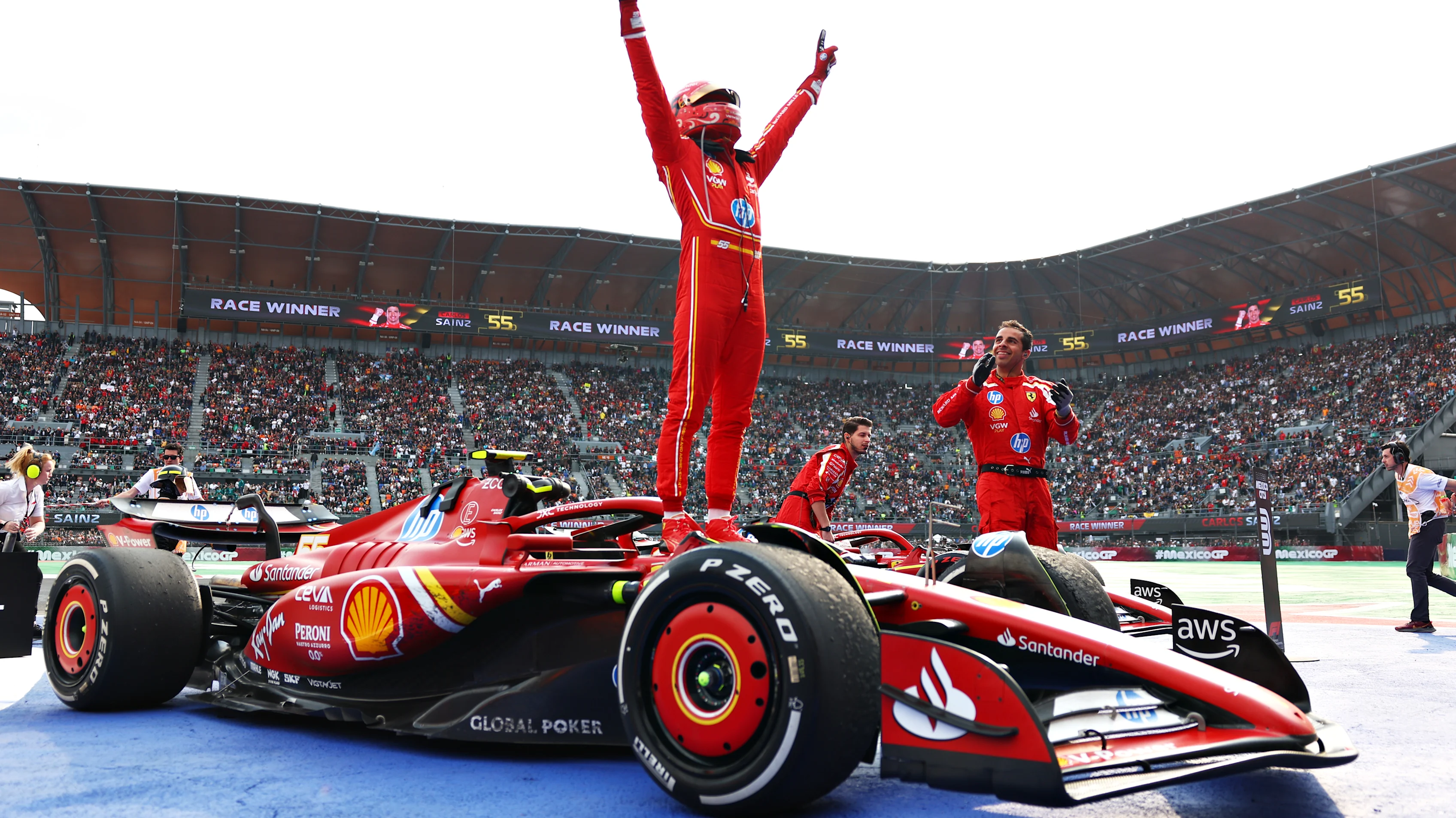 CIUDAD DE MÉXICO, MÉXICO - 27 DE OCTUBRE: El ganador de la carrera Carlos Sainz de España y Ferrari celebran en el parque