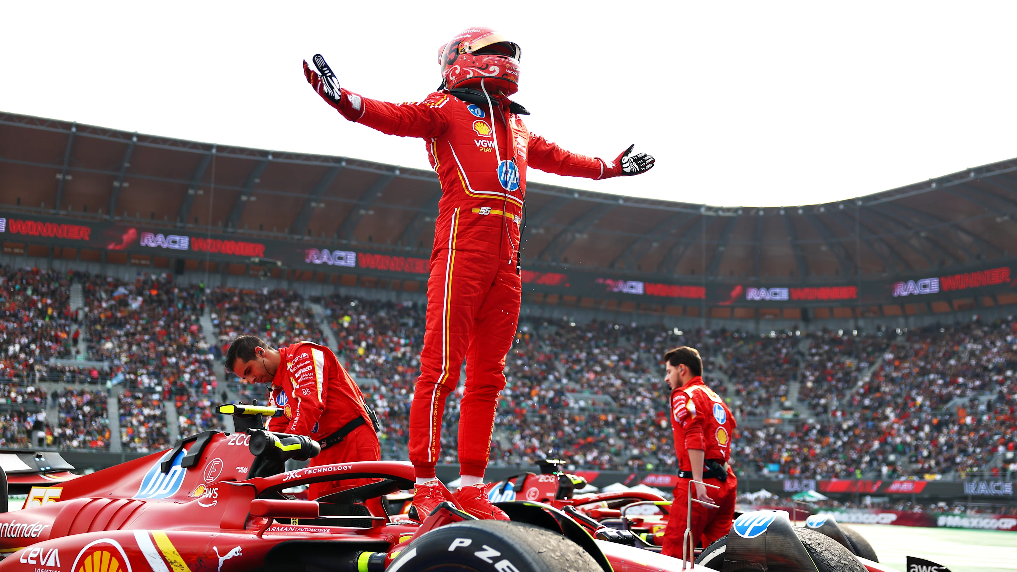 Carlos Sainz consiguió la victoria en el Gran Premio de la Ciudad de México del año pasado durante su última temporada con Ferrari. Desliza para más
